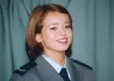 Uśmiechnięta Anna Przybylska w mundurze, przypominająca o jej aktorskim wykształceniu i roli w serialu "Złotopolscy".