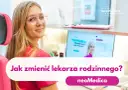 Młoda kobieta w okularach uśmiecha się, siedząc przy komputerze. Na ekranie widnieje pytanie: "Jak zmienić lekarza rodzinnego?".