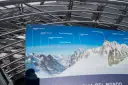 Widok na Alpy z tablicy informacyjnej, która identyfikuje szczyty takie jak Dente del Gigante. To część podróży Skyway Monte Bianco.