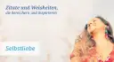 Glückliche Frau mit geschlossenen Augen und Blumenmuster-Kleid, im Hintergrund Text.