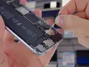 Wymiana baterii w iPhonie, widok wnętrza telefonu z baterią Li-ion.
