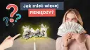 Kobieta z plikiem banknotów i workami pieniędzy zastanawia się, jak mieć więcej pieniędzy.