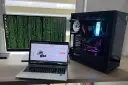 Stacja robocza z dwoma monitorami, laptopem i podświetlaną obudową PC. Dowiedz się, jak podłączyć dwa monitory do laptopa.