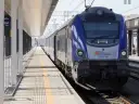 Nowoczesny pociąg PKP Intercity EU160-016 na peronie, gotowy do podróży z Warszawy do Łodzi.