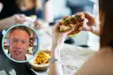 Co jest w hamburgerze z McDonald's? Soczysty kotlet, sałata, cebula i sos w bułce. Obok frytki i mężczyzna w okręgu.