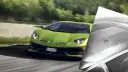 Zielony Lamborghini Aventador na torze. Zastanawiasz się, ile kosztuje ubezpieczenie Lamborghini Aventador?
