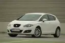 Biały Seat Leon 1.9 TDI zaparkowany na zewnątrz, widok z przodu.