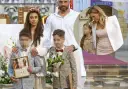Aleksander Hyży z rodziną podczas uroczystości. Dzieci w eleganckich strojach, mama w wianku, a w tle wstawka z kobietą i dziewczynką.