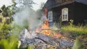 Czy można palić gałęzie na działce? Sprawdź, jakie są zakazy i kary