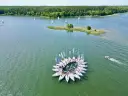 Żaglówki tworzą okrąg na jeziorze, otoczone lasem. To jedne z najpiękniejszych miejsc w Polsce – Mazury.