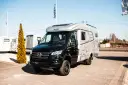 Czarny Mercedes Hymer, kamper gotowy na przygody.
