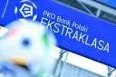 Niebieska tablica z napisem "PKO Bank Polski EKSTRAKLASA" i piłką nożną. Czas na emocje, kiedy startuje ekstraklasa!