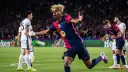 Piłkarz Barcelony z blond włosami cieszy się z bramki. Czy to oznacza, że Barcelona odpadła z Ligi Mistrzów?