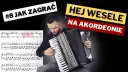 Mężczyzna gra na akordeonie, obok nuty z nazwami akordów. Uczy się grać "Hej Wesele" na tym instrumencie.