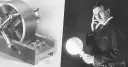 Nikola Tesla z cewką i świecącą żarówką.