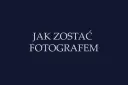 Napis "Jak zostać fotografem" na granatowym tle.