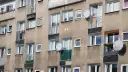 Szare bloki mieszkalne z balkonami i antenami satelitarnymi. Czy wojsko daje mieszkanie w takich budynkach?
