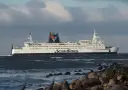 Prom Scandlines "Kronprins Frederik" płynie przez wzburzone morze, pokonując trasę Rostock-Gedser.