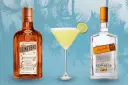 Cointreau kontra Triple Sec w koktajlach: pomarańczowy likier Cointreau i przezroczysty Combier obok drinka z limonką.