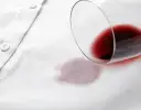 Czerwone wino na białej bluzce? Poznaj triki na każdą plamę!
