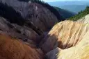 Malowniczy kanion w Rumunii, idealne miejsce na dziki camping. Góry i lasy tworzą niesamowity krajobraz.
