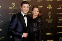 Robert i Anna Lewandowscy na gali Ballon d'Or. Ciekawe, ile zarabia Lewandowski na miesiąc, gdy tyle zarabia na boisku.