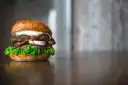Ile kcal ma Twój burger? Odkryj ukryte kalorie i jedz fit!