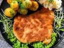 Chrupiący schabowy w panko, podany z młodymi ziemniaczkami, surówką i kiełkami. Pyszny obiad gotowy!