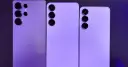Trzy fioletowe smartfony Samsung, w tym model z czterema aparatami, zapowiadają premierę Samsung S26.