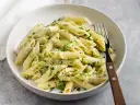 Makaron penne z cukinią i natką pietruszki w białym sosie.