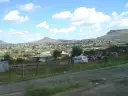 Widok na Maseru, stolicę Lesotho, z domami i górami w tle.