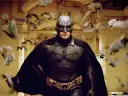 Christian Bale jako Batman, otoczony przez stado nietoperzy. To on wcielił się w mrocznego rycerza w filmie "Mroczny Rycerz".