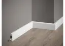 Białe listwy przypodłogowe czy w kolorze podłogi - co wybrać?