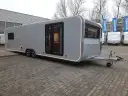 Nowy Adria Astella 904 HP, luksusowy caravan z panoramicznymi oknami i nowoczesnym designem, gotowy na podróże.