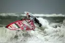 Windsurfing: Co to znaczy? Zacznij przygodę z deską i wiatrem!
