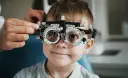 Nadwzroczność: Czy wada na plusie cofa się? Dzieci vs dorośli.