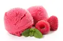 Trzy porcje malinowego sorbetu owocowego z malinami i miętą. Idealny wybór na upalne dni, czy wolisz sorbet owocowy czy lody mleczne?