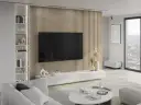 Nowoczesny salon z telewizorem na tle drewnianych lameli i białym regałem.