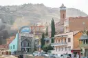 Kolorowe domy z balkonami i ozdobnym meczetem w Tbilisi. Warto zobaczyć to miasto!