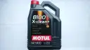 Czarna bańka oleju silnikowego Motul 8100 X-clean+ 5W30 z czerwonym korkiem.