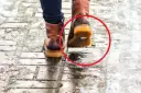 Jak zabezpieczyć buty przed poślizgiem? Na oblodzonym chodniku widać, jak można to zrobić, stosując proste metody.