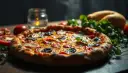 Ile kcal ma pizza 32 cm? Poznaj kalorie różnych rodzajów pizzy