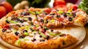 Pyszna pizza na gotowym cieście z Biedronki, z mnóstwem dodatków: mięsem, oliwkami, papryką i cebulą. Ser ciągnie się apetycznie.