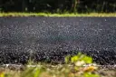 Asfalt co to? Poznaj właściwości i zastosowania tego materiału