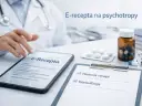 Lekarz korzysta z tabletu z napisem "e-Recepta", przygotowując się do wypisania recepty na leki psychotropowe. Obok leki i dokumentacja medyczna.