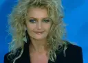 Bonnie Tyler z burzą blond włosów i niebieskimi oczami. Ciekawe, ile lat ma Bonnie Tyler?
