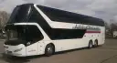 Biały autokar piętrowy z czarnymi oknami i napisem "AutobusOberbayern".