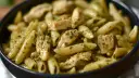 Penne z kurczakiem w sosie pesto, danie pełne smaku i aromatu.