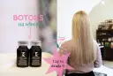 Dwie buteleczki serum do włosów i blond włosy.