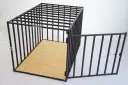 Solidna klatka kennelowa dla border collie, z otwieranymi drzwiczkami i podłogą z płyty OSB.